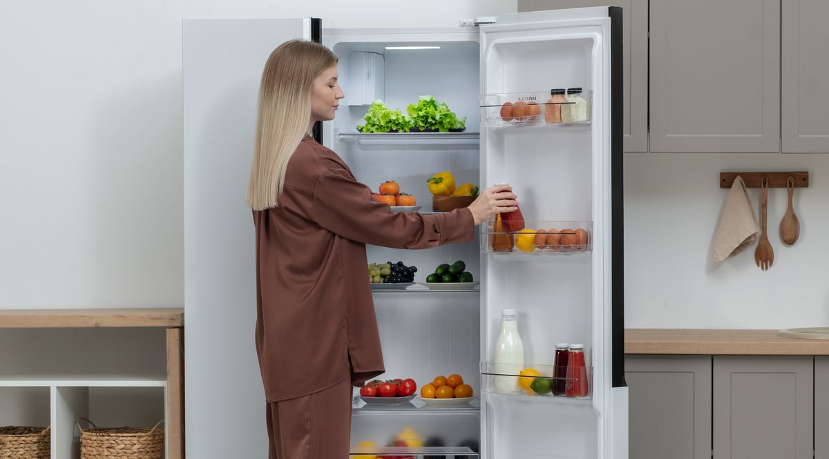 Холодильник с открытой дверью