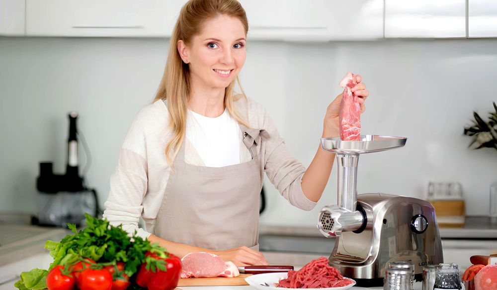 Домохозяйка с мясорубкой
