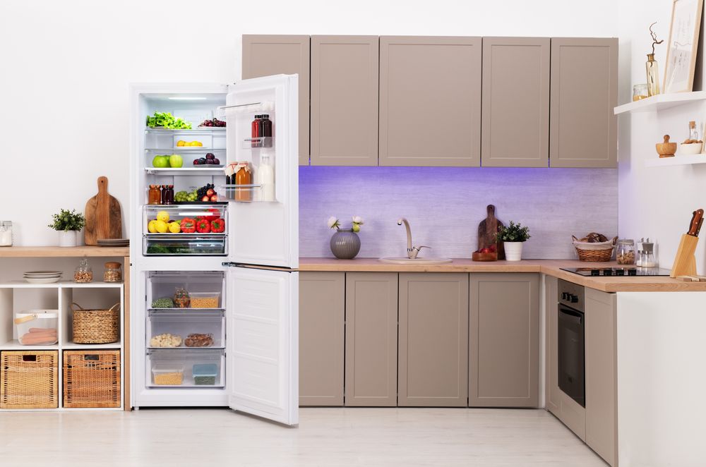 Холодильник с морозилкой снизу