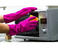 Как эффективно почистить микроволновку от жира